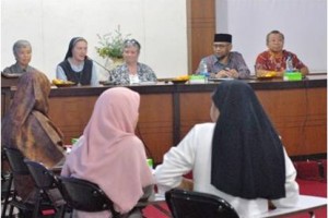 Parokial Gereja Cigugur saat mengunjungi P0npes Husnul Khotimah.